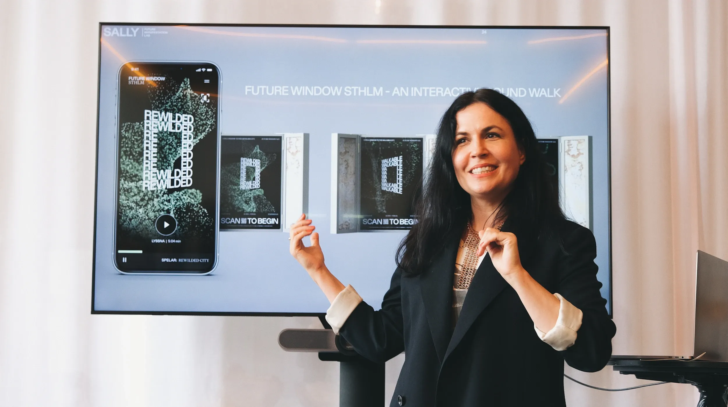 Tove Blomgren presenting Future Window app